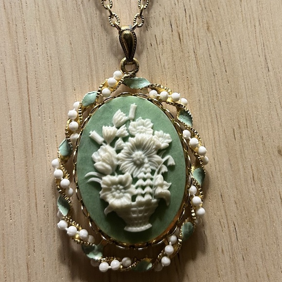 Vintage Gold and Sage Green Floral Cameo Pendant Necklace 18” spring ring clasp - Picture 3 of 4